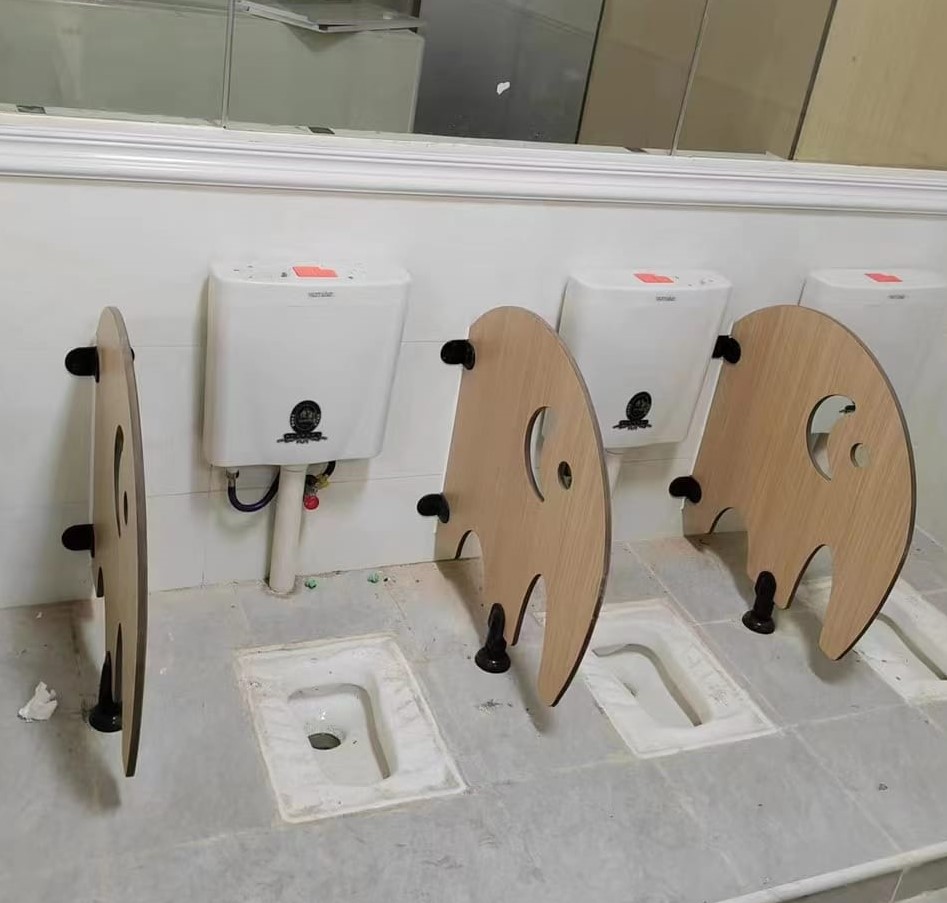 【設計訂造及安裝】公共廁所間隔工程（彩色不銹鋼／膠板間隔）-洗手間分隔裝修工程-幼稚園廁所間隔2
