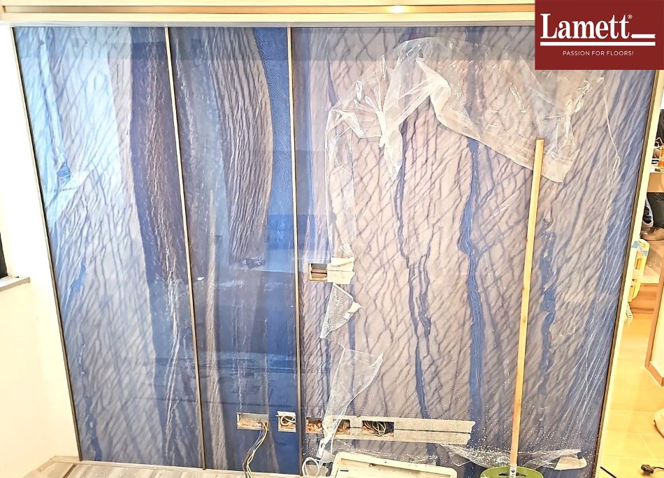 Lamett樂邁藍色雲石紋牆板-不重覆花紋-環保石塑地板施工實例(1)